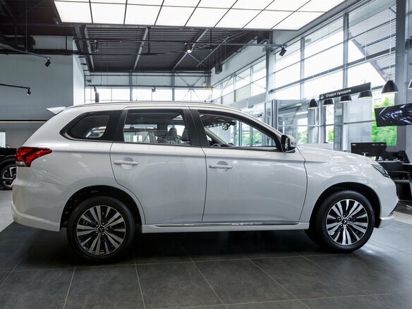 2022 Mitsubishi Outlander III Рестайлинг 3, белый - вид 3
