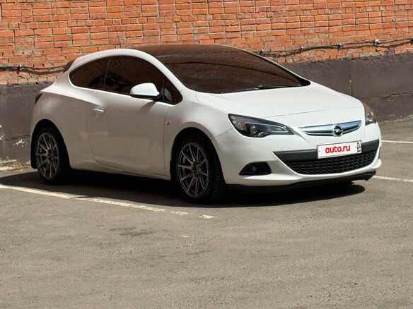 2013 Opel Astra GTC J Рестайлинг, белый, 880000 рублей - вид 4