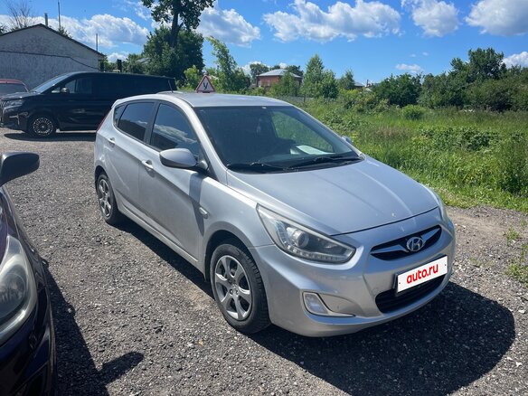 2013 Hyundai Solaris I, серебристый, 749000 рублей - вид 1