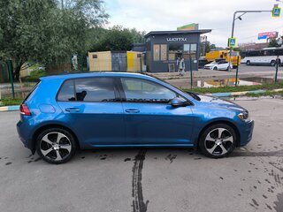 2021 Volkswagen Golf VII Рестайлинг, синий, 1900000 рублей, вид 2