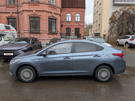 2017 Hyundai Solaris II, серый, 899999 рублей, вид 3