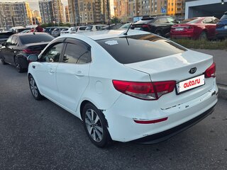 2016 Kia Rio III Рестайлинг, белый, 700000 рублей, вид 3