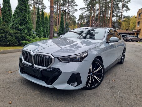 2024 BMW 5 серии 530i xDrive VIII (G60/G61/G68), серый, 7650000 рублей, вид 1
