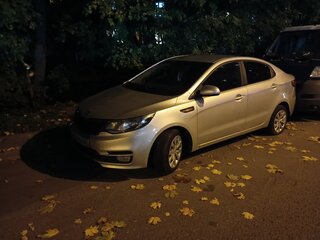 2016 Kia Rio III Рестайлинг, серебристый, 750000 рублей, вид 1