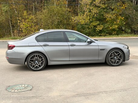 2016 BMW 5 серии 520i VI (F10/F11/F07) Рестайлинг, серый, вид 5