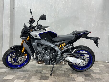 2024 Yamaha MT-09 (FZ-09), серый, 1379000 рублей, вид 2