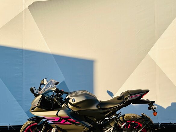 2024 Yamaha YZF-R15, серый, 420000 рублей - вид 7