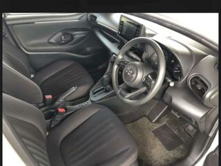 2021 Toyota Yaris IV, белый, 1300000 рублей, вид 4