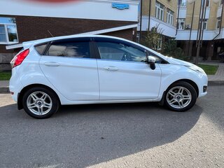 2016 Ford Fiesta Mk6 Рестайлинг, белый, 879000 рублей, вид 5