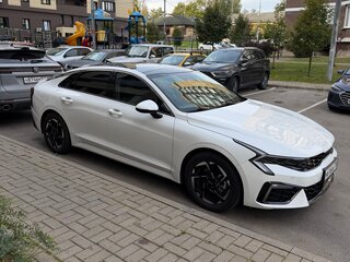 2023 Kia K5 LPi III Рестайлинг, белый, 2600000 рублей, вид 2