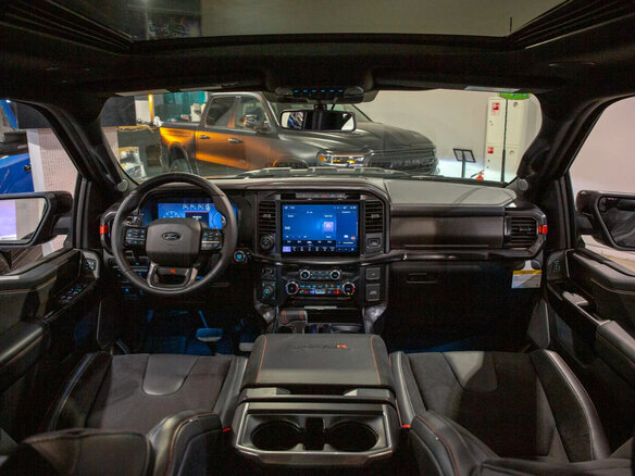 2025 Ford F-150 Raptor XIV Рестайлинг, красный, 18698000 рублей - вид 11