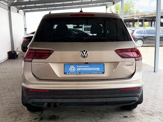 2017 Volkswagen Tiguan II, золотистый, 2075000 рублей, вид 4