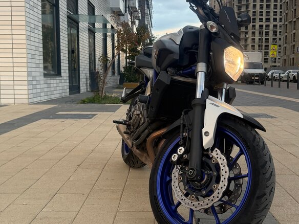2015 Yamaha MT-07 (FZ-07), серебристый, 660000 рублей - вид 4