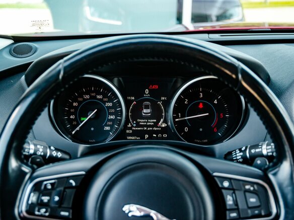 2017 Jaguar F-Pace I, красный, 1910000 рублей - вид 16