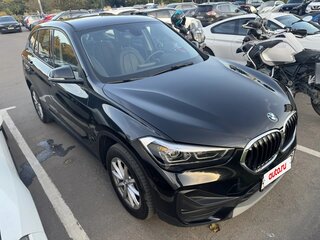 2021 BMW X1 20i xDrive II (F48) Рестайлинг, чёрный, 3330000 рублей, вид 4