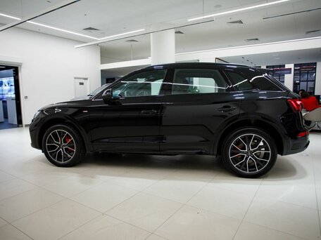 2025 Audi Q5 L 45 TFSI II (FY) Рестайлинг, чёрный, 6370700 рублей, вид 5