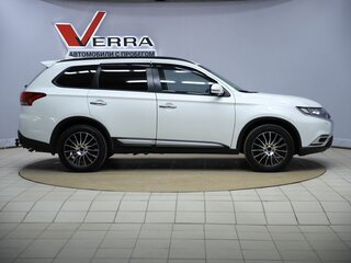 2021 Mitsubishi Outlander III Рестайлинг 3, белый, 2400000 рублей, вид 4