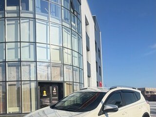 2017 Toyota RAV4 IV (XA40) Рестайлинг, белый, 2100000 рублей, вид 3