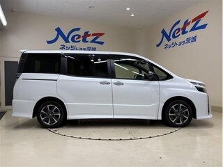 2021 Toyota Voxy III (R80) Рестайлинг, белый, 1713009 рублей, вид 3