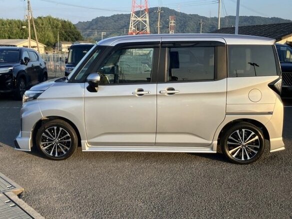 2023 Toyota Roomy I Рестайлинг, серебристый, 872000 рублей - вид 4