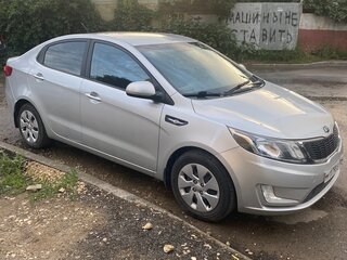 2013 Kia Rio 5-speed III, серебристый, 1099000 рублей, вид 2