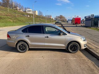 2016 Volkswagen Polo V Рестайлинг, бежевый, 1000000 рублей, вид 4