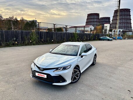 2021 Toyota Camry VIII (XV70) Рестайлинг, белый, 3350000 рублей, вид 2