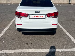 2017 Kia Rio III Рестайлинг, белый, 1200000 рублей, вид 4
