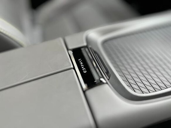 2024 Lynk & Co 08 21.2 kWh I, бежевый, 3300000 рублей - вид 23