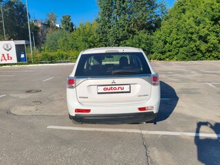 2014 Mitsubishi Outlander III, белый, 1350000 рублей, вид 3