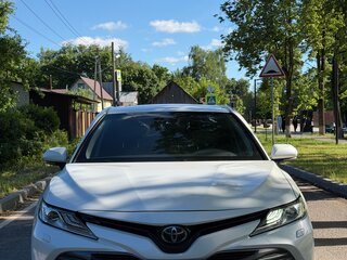 2019 Toyota Camry VIII (XV70), белый, 2050000 рублей, вид 1
