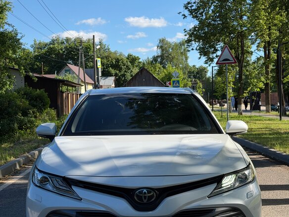 2019 Toyota Camry VIII (XV70), белый, 2000000 рублей