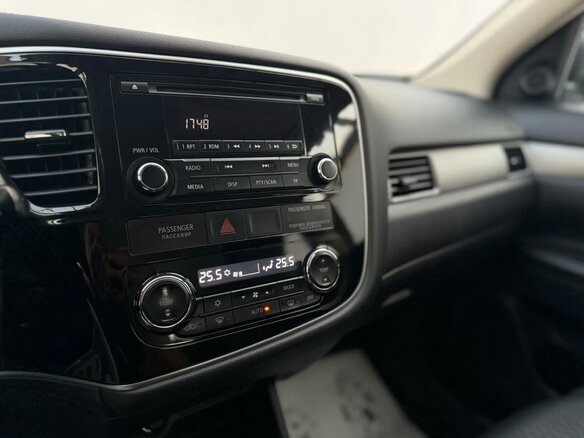 2015 Mitsubishi Outlander III Рестайлинг, белый - вид 14