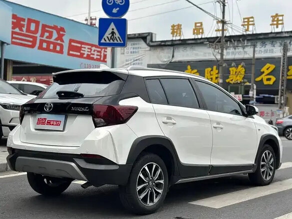2022 Toyota Yaris L X XP150 Рестайлинг, белый - вид 3