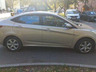 2013 Hyundai Solaris I, бежевый, 730000 рублей, вид 4