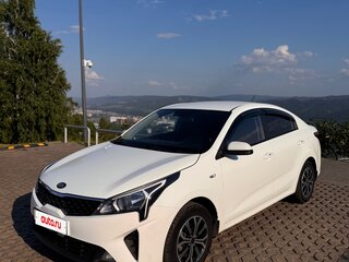 2020 Kia Rio IV Рестайлинг, белый, 1380000 рублей, вид 1