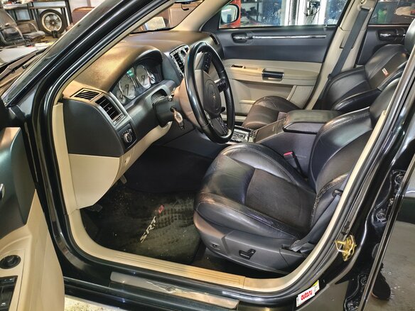 2004 Chrysler 300C I, чёрный, 2500000 рублей - вид 15