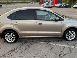 2015 Volkswagen Polo V Рестайлинг, бежевый, 800000 рублей, вид 2