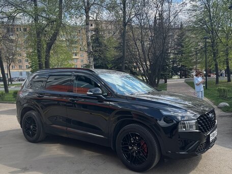 2021 Hyundai Santa Fe IV Рестайлинг, чёрный, 3590000 рублей, вид 4