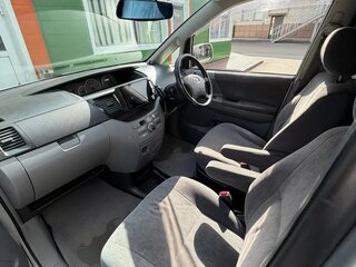 2005 Toyota Voxy I (R60), серебристый, 900000 рублей, вид 3