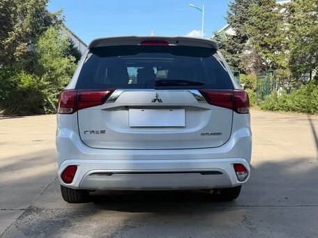 2022 Mitsubishi Outlander III Рестайлинг 3, белый, 2200000 рублей, вид 5