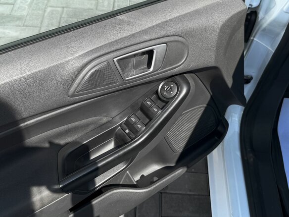 2015 Ford Fiesta Mk6 Рестайлинг, белый, 845000 рублей - вид 16