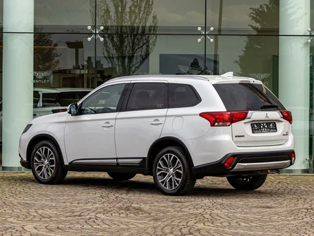 2017 Mitsubishi Outlander III Рестайлинг 2, белый, 1675000 рублей, вид 4