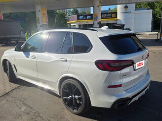 2020 BMW X5 45e IV (G05/G18), белый, 6600000 рублей, вид 4