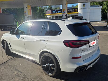 2020 BMW X5 45e IV (G05/G18), белый, 6850000 рублей, вид 4