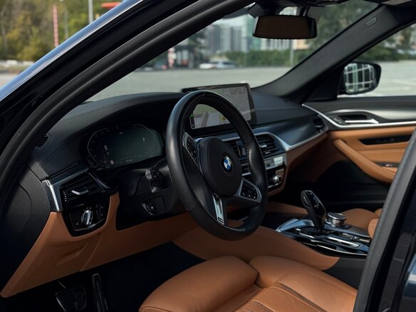 2022 BMW 5 серии 520i VII (G30/G31/G38) Рестайлинг, чёрный, 5200000 рублей - вид 4