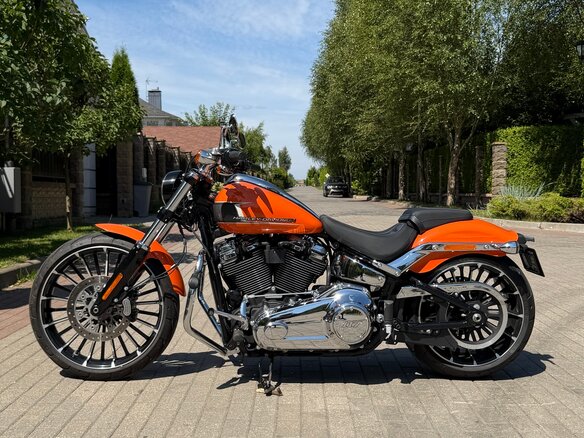 2023 Harley-Davidson Breakout, оранжевый, 2190000 рублей - вид 2