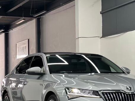 2022 Skoda Superb III Рестайлинг, серебристый, 2200000 рублей, вид 1