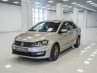 2016 Volkswagen Polo V Рестайлинг, бежевый, 900000 рублей, вид 1