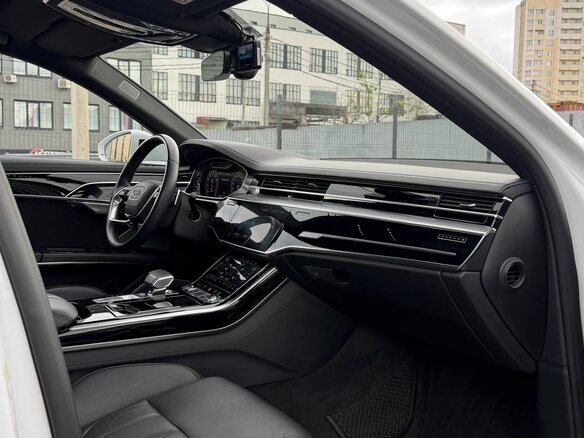 2020 Audi A8 55 TFSI IV (D5), белый, 6100000 рублей - вид 1